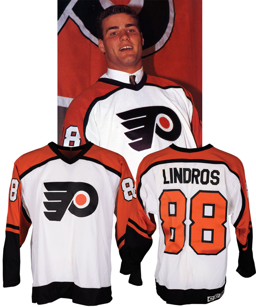 Philadelphia Flyers forward Eric Lindros (88) sets for play