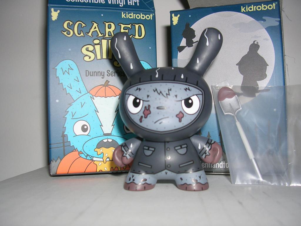 Kidrobot Scared Silly Dunny Vinyl Mini-Figure You Crack Me Up 